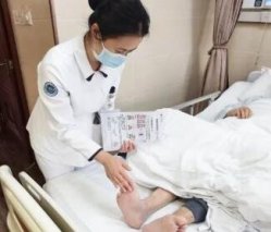 病房里的双份守护，是最暖的康复