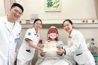 以心暖患：病房里的“烛火”，点亮最特别的生日